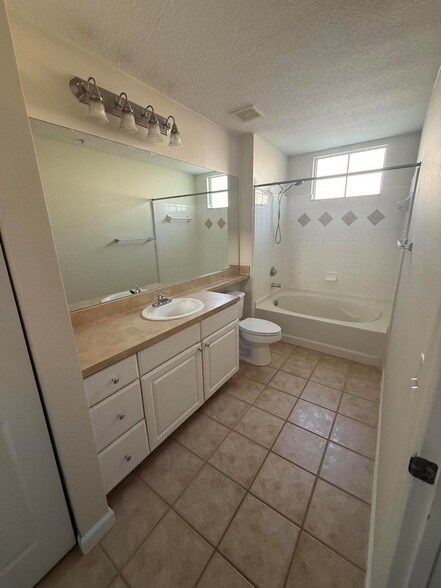 Building Photo - 9901 Baywinds Blvd