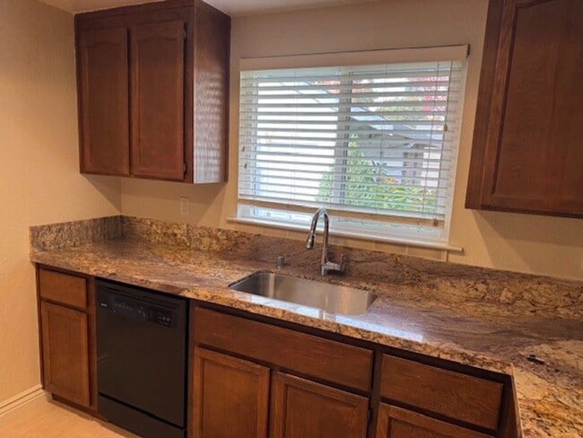 Building Photo - Beautiful 2 bedroom, 2 bath single level t...