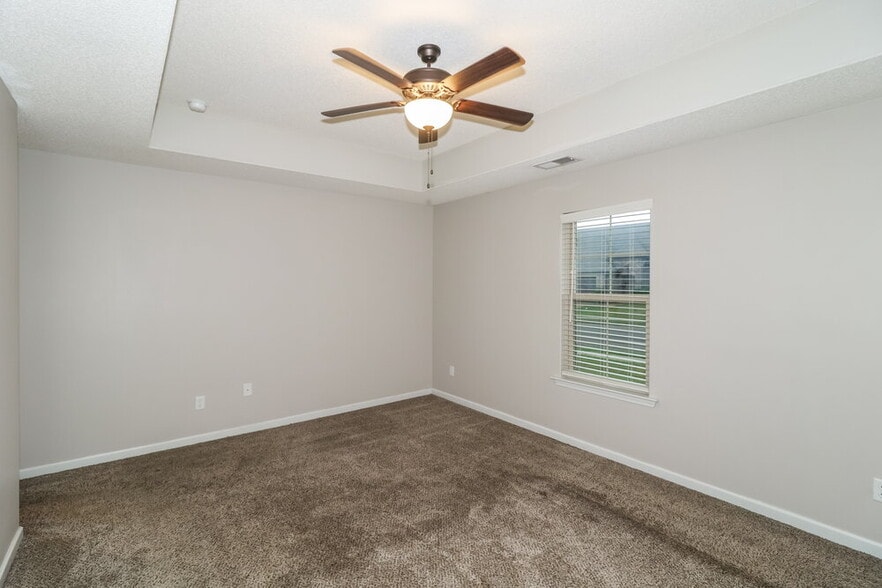 Building Photo - 9464 Cayuga Lp