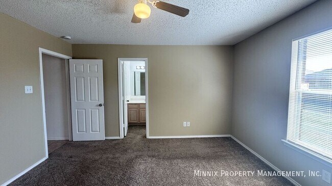 Building Photo - 525 N Iola Ave
