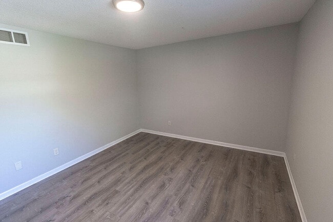 Building Photo - 1305 N Golf Blvd