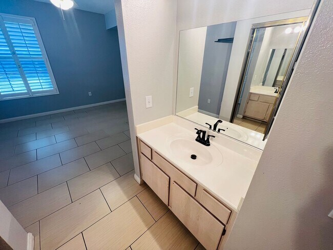 Building Photo - 2 Bed downstairs unit
