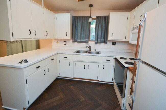 Building Photo - Unique multilevel floorplan with TONS of storage