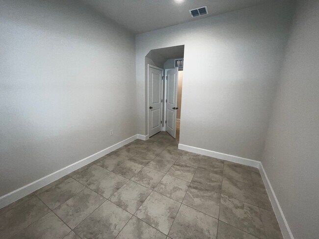 Building Photo - Stunning 5 bedroom 3 bath Winter Haven Home near Lego Land!