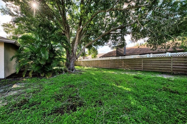 Building Photo - STUNNING 3 BEDROOM, 2 BATHROOM, 2 CAR GARAGE HOME LOCATED IN THE HIGHLY SOUGHT AFTER BRIARWOOD CO...