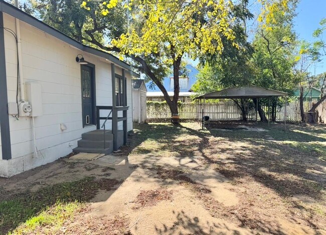 Building Photo - 110 E 8th St