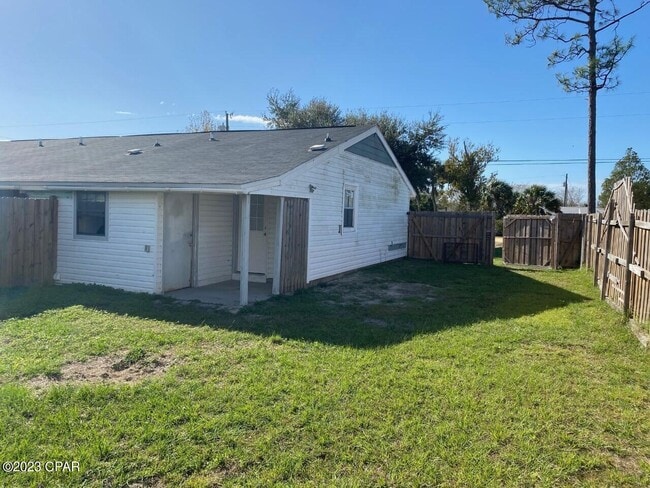 Building Photo - 8202 Eastwood Ave