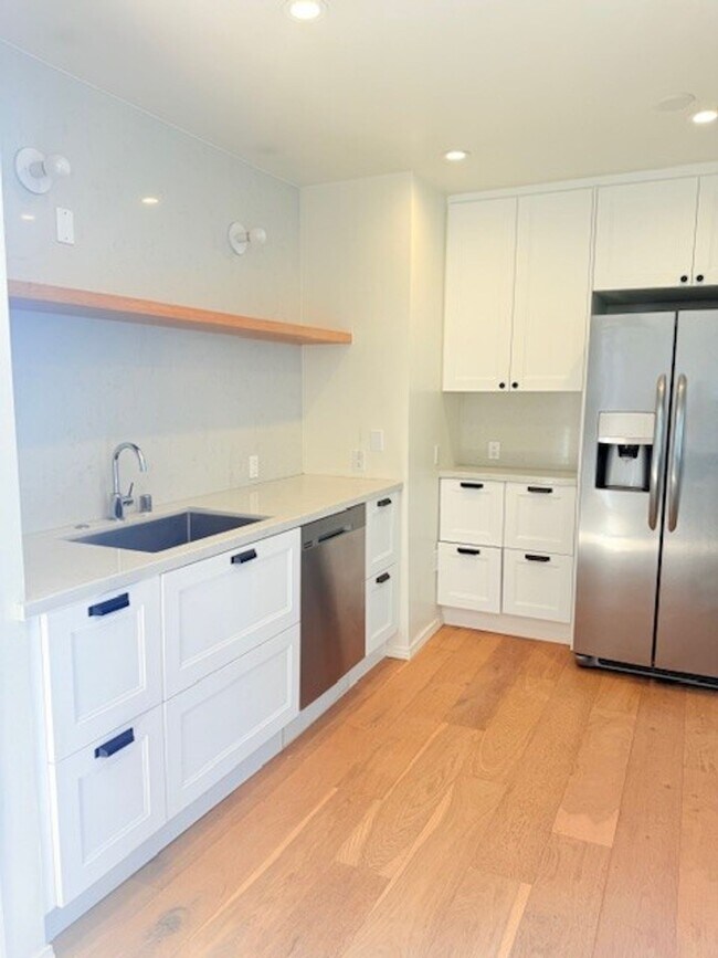 Building Photo - 1/2 OFF FIRST MONTH! BEAUTIFUL & SPACIOUS ...