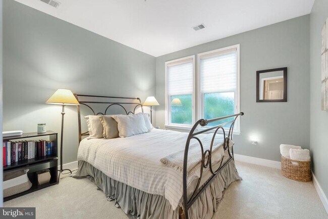 Building Photo - 1418 N Rhodes St