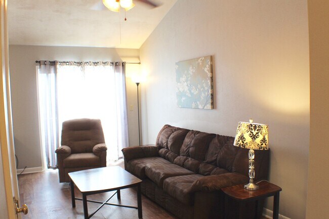 Building Photo - 1374 Bradley Dr
