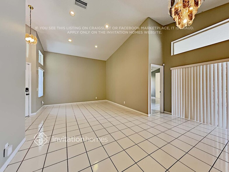 Building Photo - 161 E Bayridge Dr