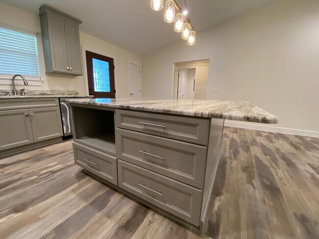 Building Photo - 1402 Parkway Dr