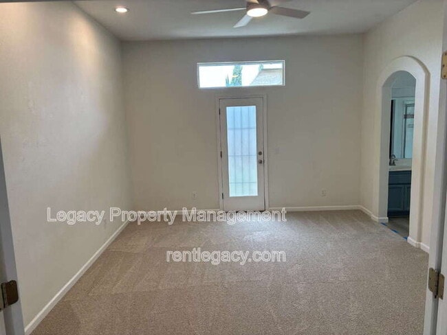 Building Photo - 3031 Daggett Dr