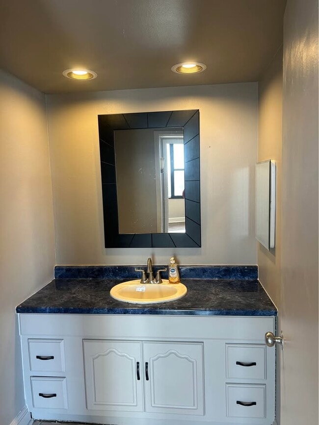 Building Photo - 410 W 7th St