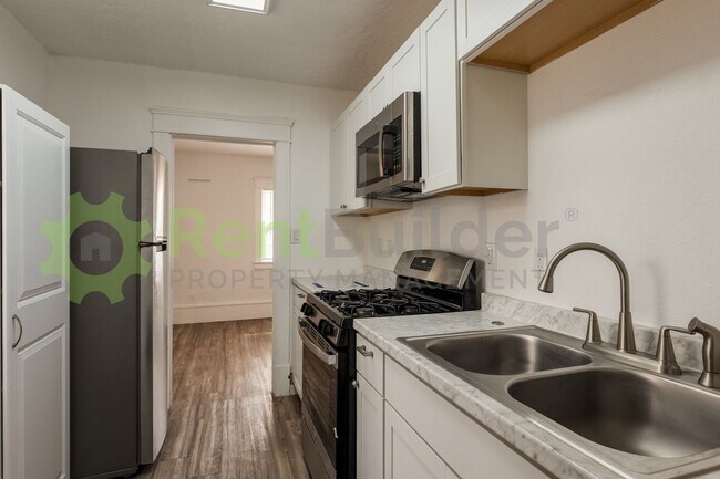 Building Photo - PERFECT HOME FOR STUDENTS OR PROFESSORS IN THE UNM AREA!!