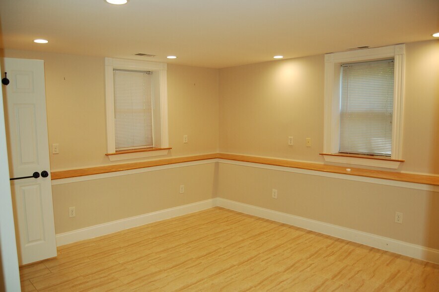 Building Photo - 16 Kent Sq