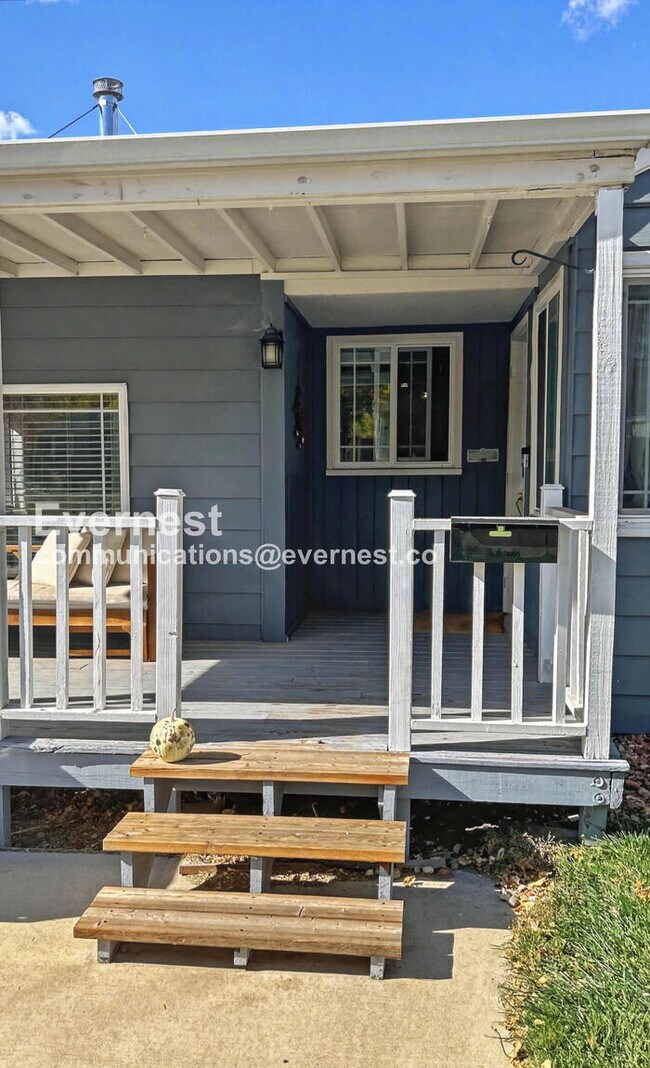 Building Photo - 3 Bed, 1 Bath Home with Fenced Yard / Available 4/1!