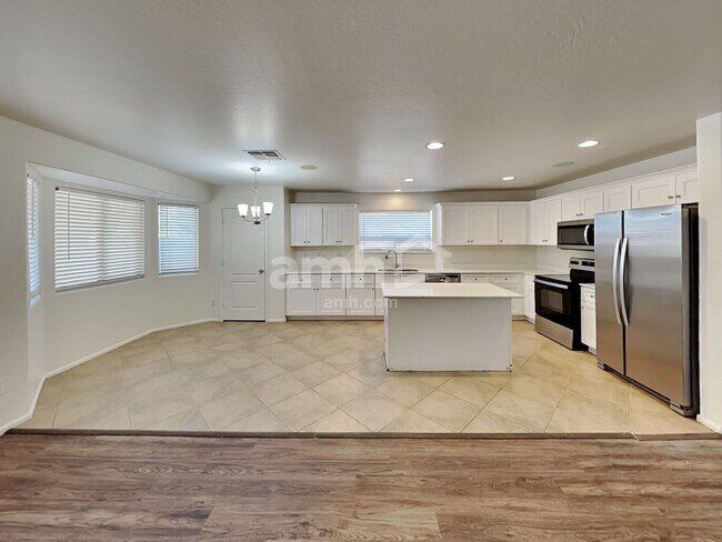 Building Photo - 466 E Penny Ln