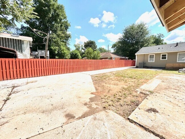 Building Photo - CHARMING BUNGALOW STYLE HOME LOCATED IN HE...