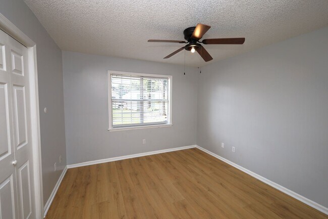Building Photo - 3100 Tyndall Dr