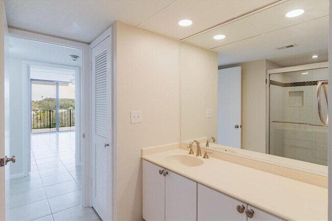 Building Photo - 100 Oakmont Ln