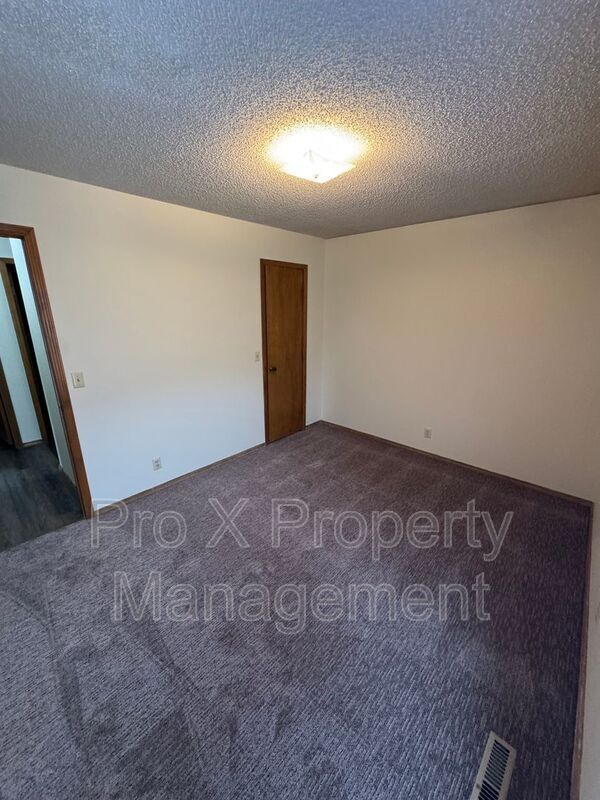 Building Photo - 300 W Streamside Ct