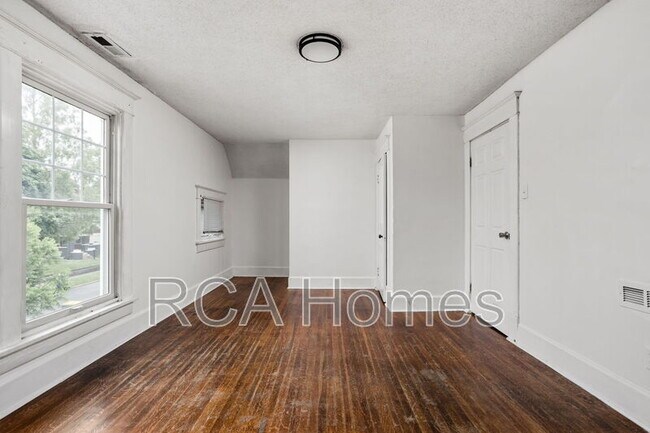 Building Photo - 418 N Drexel Ave