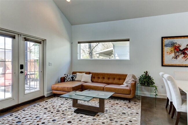 Building Photo - 2715 Zaragosa St