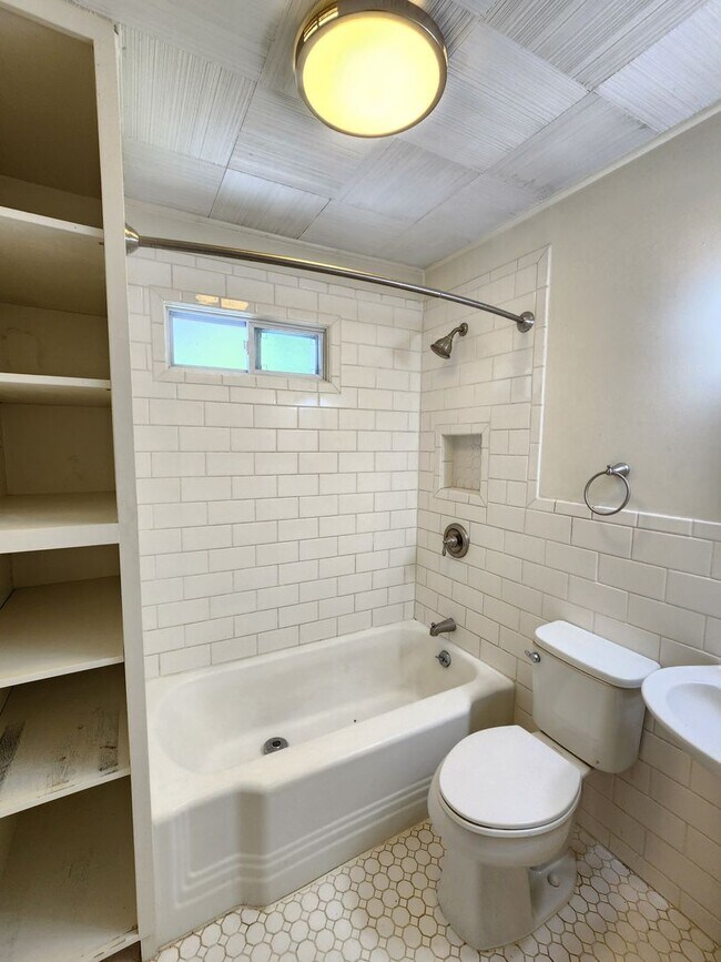 Building Photo - LOCATION! Close to Downtown Black Mountain