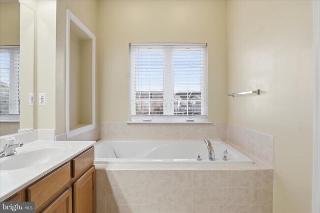 Building Photo - 4604 Carisbrooke Ln