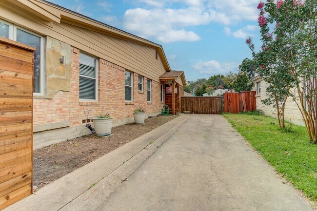 Building Photo - 6307 Kenwood Ave