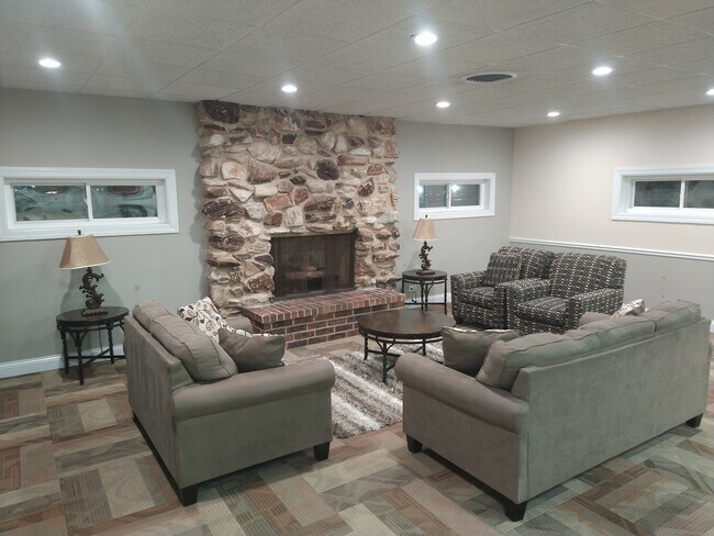 Building Photo - 350 Plum Creek Dr