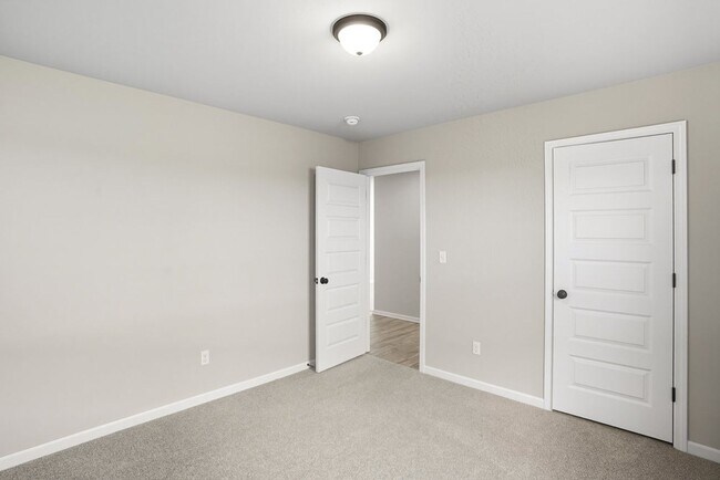 Building Photo - Like new, Move in Ready.