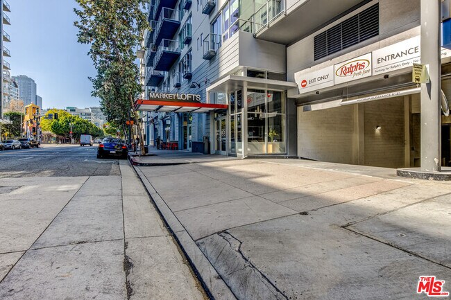 Building Photo - 645 W 9th St