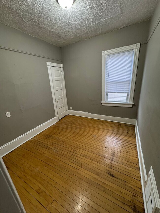 Building Photo - Spacious 4BR Upper Duplex Unit in the Hear...