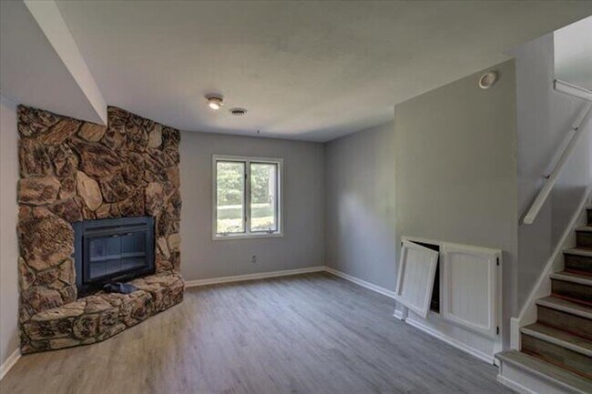 Building Photo - 3909 Patrick Henry Way