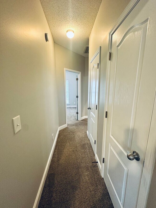 Building Photo - 406 Brookewater Ln