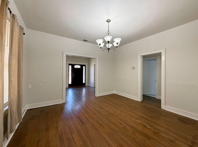 Building Photo - 942 Bailey Ave
