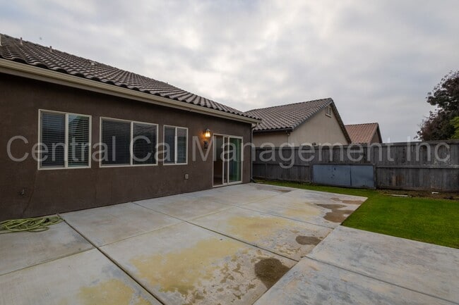 Building Photo - Large 4 Bedroom/2 Bath Home with Solar in Gossamer Grove - $2595 Per Month!