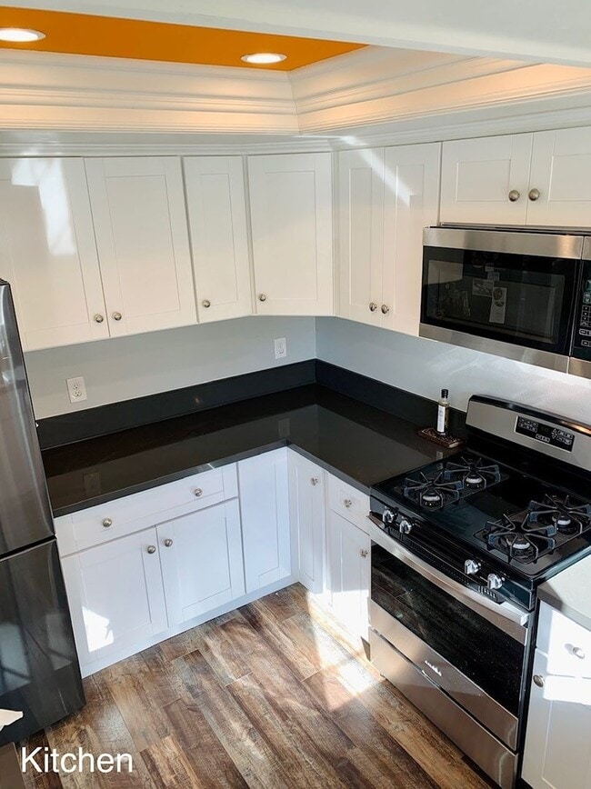 Building Photo - 3 bed updated OB townhome, near beach