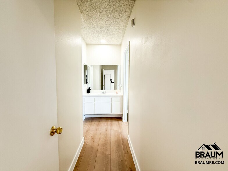Building Photo - 5461 Kester Ave
