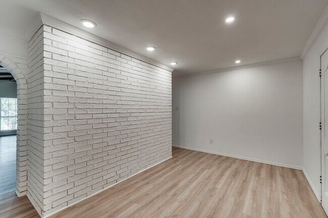 Building Photo - 3403 Sheffield Dr