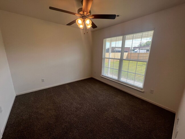 Building Photo - Cozy 3 Bedroom Duplex In Carl Junction!