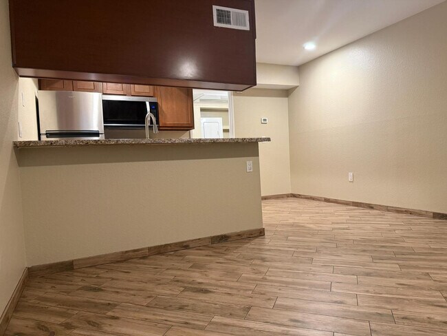 Building Photo - 461 W Holmes Ave