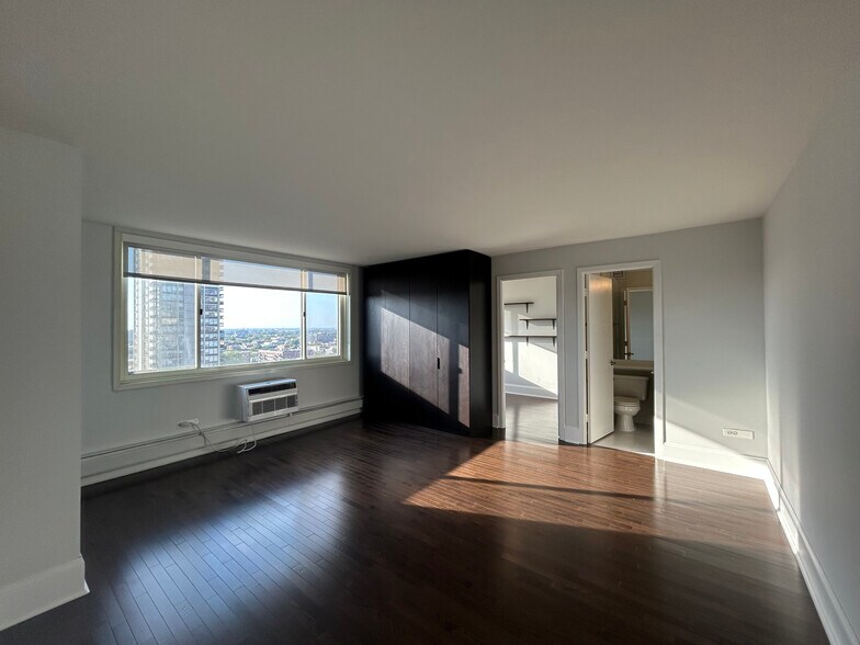 Building Photo - 1350 N Dearborn St