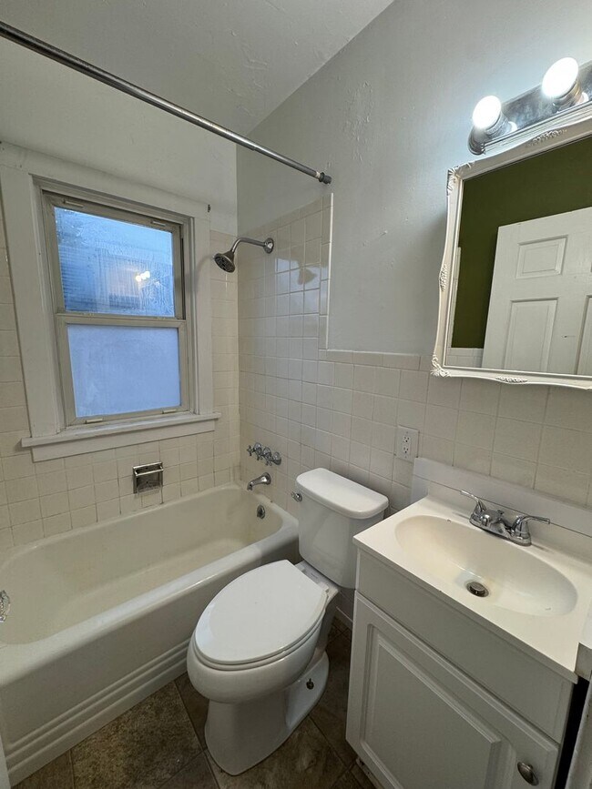 Building Photo - 2 bedroom Moline house with garage!