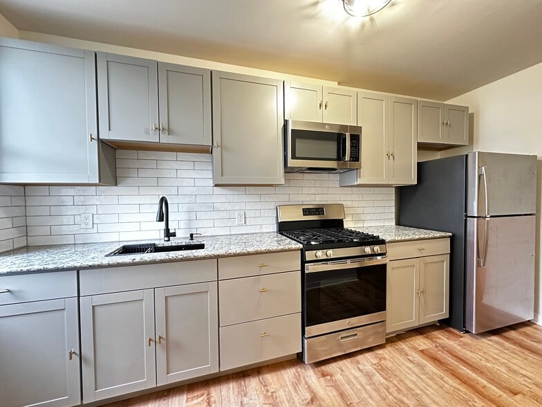 Kitchen - 226 70th St