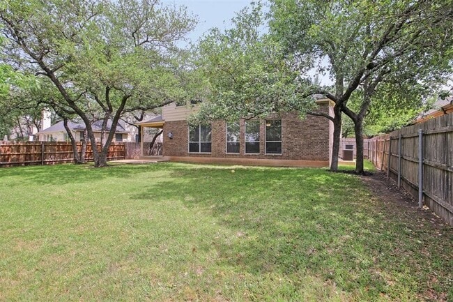 Building Photo - Red Oaks Subdivision / 5 bedrooms, 4 bathr...