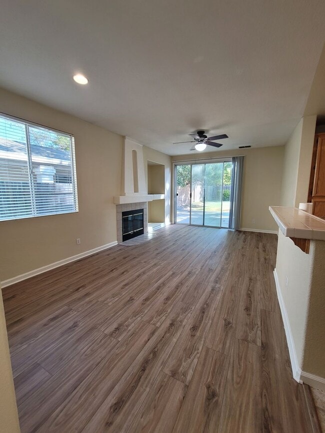 Building Photo - AVAILABLE NOW!!!