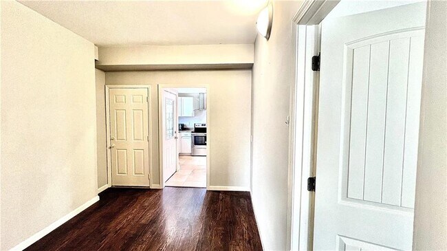 Building Photo - 4236 E Cherokee Dr